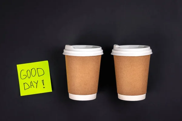 暗い背景に使い捨ての紙コップや白紙のステッカー トップビュー コーヒー中毒の概念 良い仕事の概念 — ストック写真
