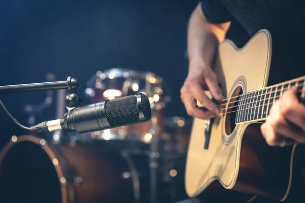 Erkek Müzisyen Mikrofonun Arkasında Akustik Gitar Çalıyor Yakın Plan Müzik — Stok fotoğraf
