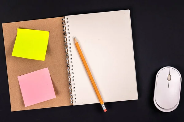 Notizblock Computermaus Und Farbige Papieraufkleber Auf Dunklem Hintergrund Draufsicht Büroarbeitskonzept — Stockfoto
