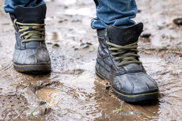 Mężczyzna Dżinsach Butach Spaceruje Bagnach Deszczową Pogodę Wsi Nogi Blisko — Zdjęcie stockowe