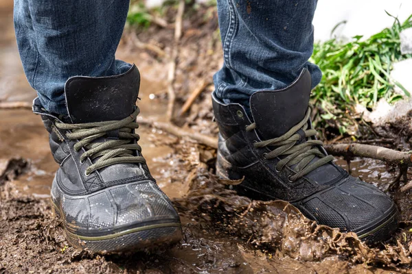 Hombre Jeans Botas Camina Por Pantano Tiempo Lluvioso Campo Las — Foto de Stock