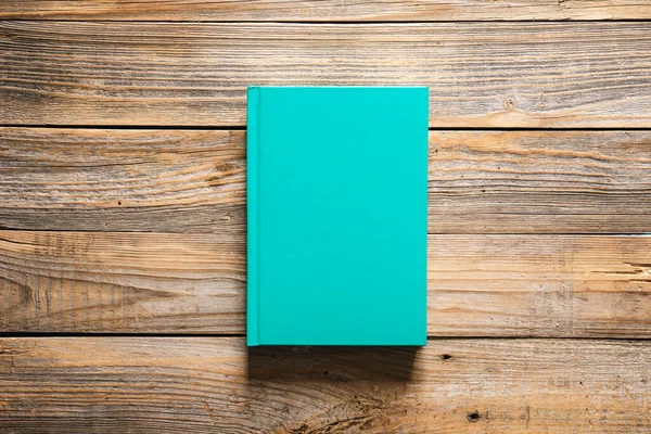 Geschlossenes Grünes Buch Auf Holzgrund Draufsicht Kopierraum — Stockfoto
