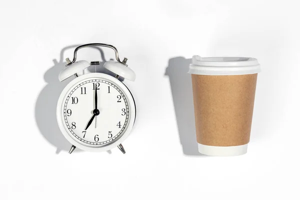 Reloj Despertador Blanco Taza Papel Desechable Para Bebidas Sobre Fondo —  Fotos de Stock