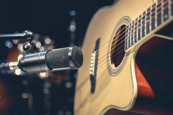 Akustik Gitar Mikrofon Yakın Çekim Müzik Stüdyosunda Kayıt — Stok fotoğraf