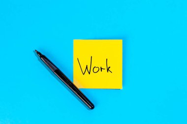 Sarı notta mavi arka planda 