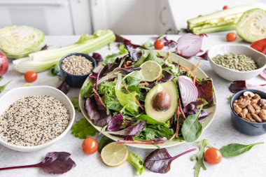 Avokado ve sebze salatası. Karışık sebzeler. Yemeye hazır marul yaprakları..