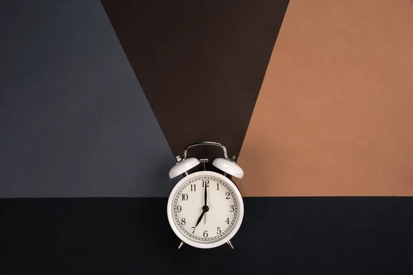 Weißer Wecker Zeigt Uhr Morgens Auf Dunklem Papierhintergrund Verschiedenen Farben — Stockfoto