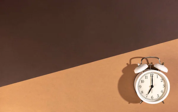 Weißer Wecker Zeigt Uhr Morgens Auf Braunem Hintergrund Draufsicht Morgenkonzept — Stockfoto