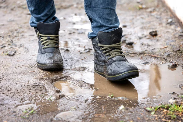 Mężczyzna Dżinsach Butach Spaceruje Bagnach Deszczową Pogodę Wsi Nogi Blisko — Zdjęcie stockowe