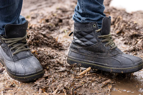 Hombre Jeans Botas Camina Por Pantano Tiempo Lluvioso Campo Las — Foto de Stock