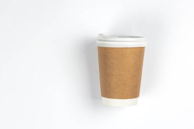 Tek kullanımlık kağıt bardak beyaz arkaplan, üst görünüm, boşluk kopyala.