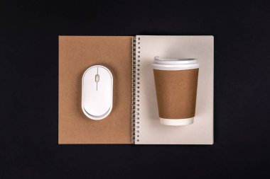 Kağıt bardak, bilgisayar faresi ve not defteri, üst görünüm. Geri dönüşüm malzemeleri, doğal malzemeler..