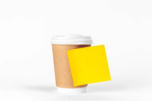 Einweg Pappbecher Mit Einem Leeren Gelben Eminder Papier Auf Weißem — Stockfoto