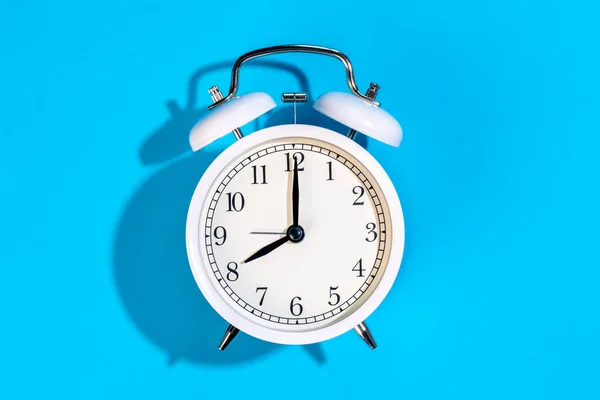 Relógio Alarme Branco Fundo Azul Isolado Vista Superior Conceito Criativo — Fotografia de Stock