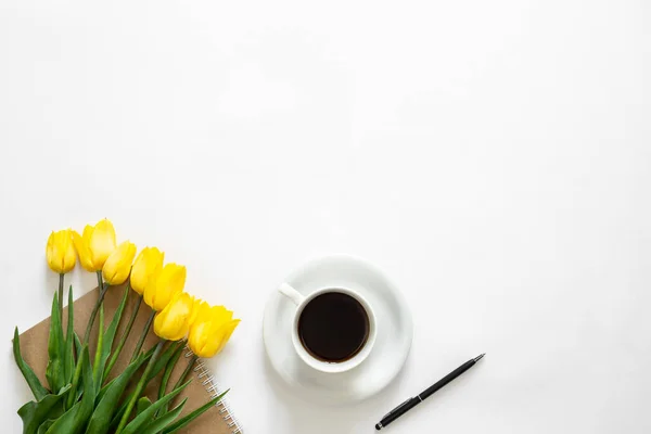 Чашка Кофе Букет Желтых Тюльпанов Блокнот Белом Фоне Вид Сверху — стоковое фото