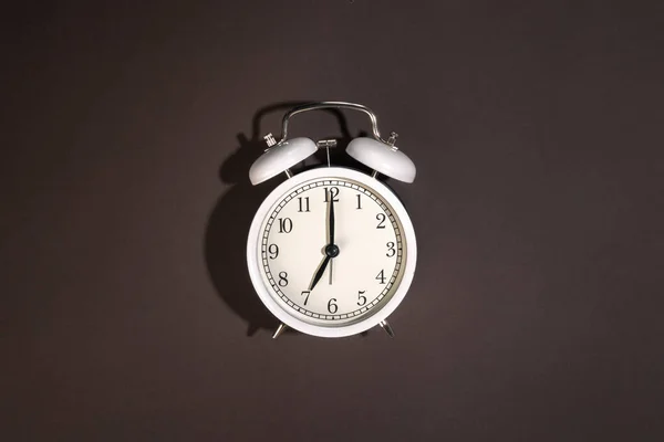 Reloj Despertador Blanco Muestra Sobre Fondo Marrón Vista Superior Concepto —  Fotos de Stock