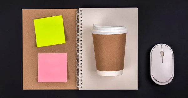 メモ帳 使い捨てカップ マウスとリマインダーのための空白の紙のステッカー トップビュー 仕事のコンセプト — ストック写真
