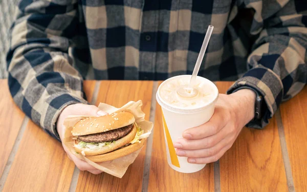 Burger Boire Entre Les Mains Des Hommes Dans Fast Food — Photo