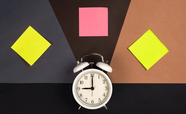 자명종 시계와 백색광의 스티커 보이는 — 스톡 사진