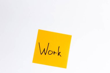 Sarı kağıt hatırlatıcısı. Beyaz arka plan üzerinde çalış, düz yat. Hatırlatma konsepti.