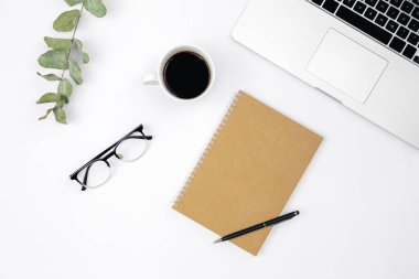 Düz beyaz arkaplan dizüstü bilgisayarı, not defteri, kahve fincanı ve bardakları, üst görünümü, kopyalama alanı.