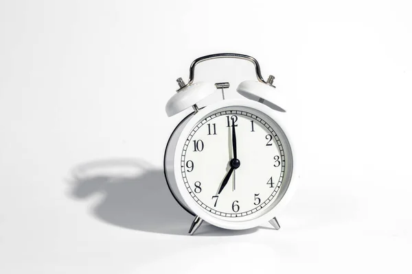 Relógio Alarme Branco Fundo Branco Isolado Close Conceito Criativo Mínimo — Fotografia de Stock