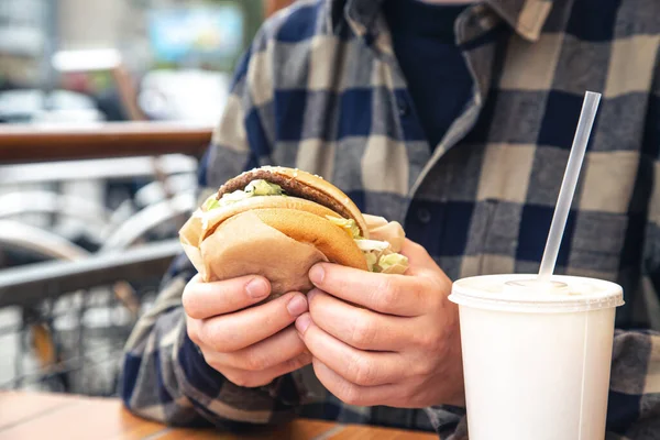 Burger Αρσενικά Χέρια Ένα Fast Food Cafe Ένας Άνθρωπος Τρώει — Φωτογραφία Αρχείου