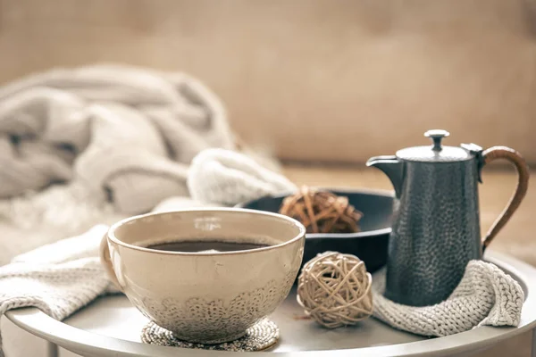Bir Fincan Çay Bulanık Arkaplanda Çaydanlık Ile Kompozisyonu Boşluğu Kopyala — Stok fotoğraf