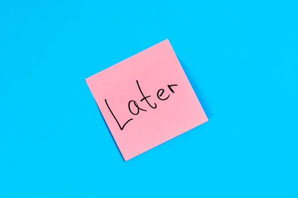 粉红提醒纸 有动机的题词后来用手写字体写在蓝色背景上 — 图库照片