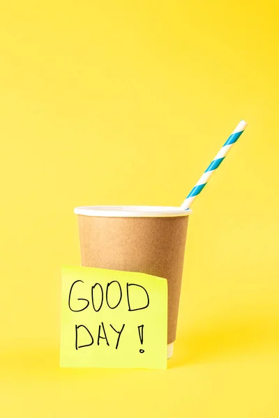 藁と紙のリマインダと使い捨てカップ碑文黄色の背景に隔離された良い日 夏のテイクアウトドリンクのコンセプト — ストック写真