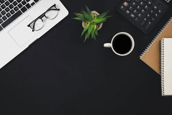 Ноутбук Кофейная Чашка Офисное Оборудование Блокнот Калькулятор Черном Фоне Вид — стоковое фото