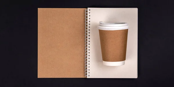 Cangkir Sekali Pakai Kertas Dan Notepad Terbuat Dari Bahan Daur — Stok Foto