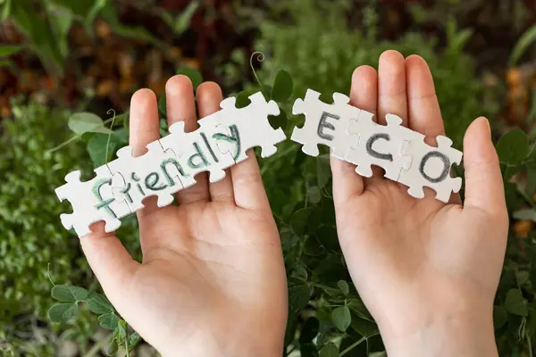 Puzzles Mit Der Aufschrift Eco Friendly Den Händen Eines Kindes — Stockfoto