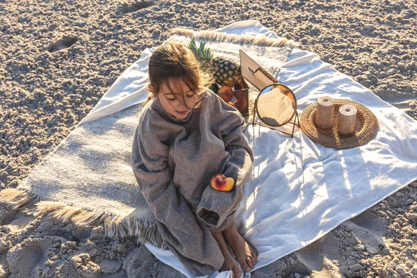 Little Girl Sandy Seashore Blanket Picnic Fruit — Fotografia de Stock