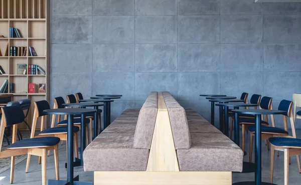 Interior Una Cafetería Moderna Con Sofás Sillas Mesas Lugar Para — Foto de Stock