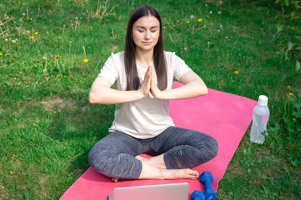 Young Woman Meditates Workout Sitting Front Laptop Mat Green Park — Stock Photo, Image