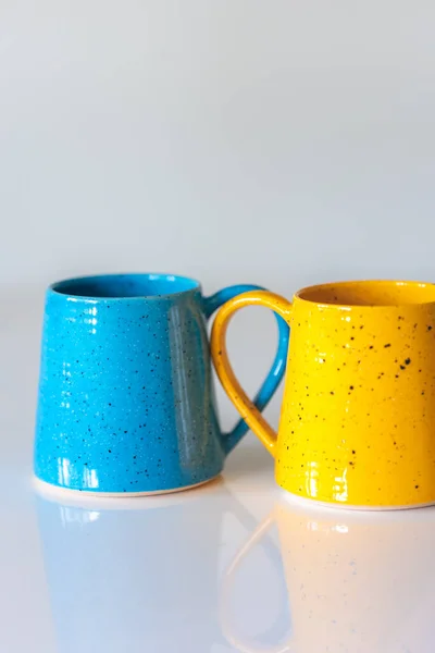 白を基調とした黄色と青のセラミックカップ — ストック写真
