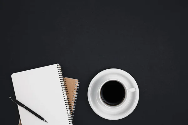 Flacher Schwarzer Hintergrund Mit Kaffeetasse Und Notizblöcken Kopierraum — Stockfoto