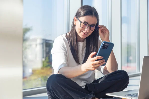 Mujer Joven Gafas Con Teléfono Inteligente Delante Una Pantalla Portátil — Foto de Stock