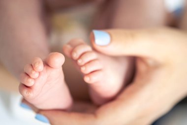 Küçük bebek ayakları annelerin elinde, aile kavramı, anne ve bebek.