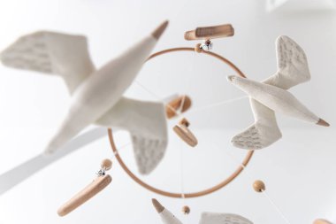 Çocuklar yeni doğan beşiğin üstünde el yapımı oyuncaklar, keçe ve ahşaptan yapılmış ilk bebek çevre dostu oyuncaklar..