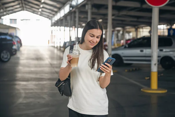 Young Woman Cup Coffee Car Parking Waiting Taxi Tourism Lifestyle — Stock Photo, Image