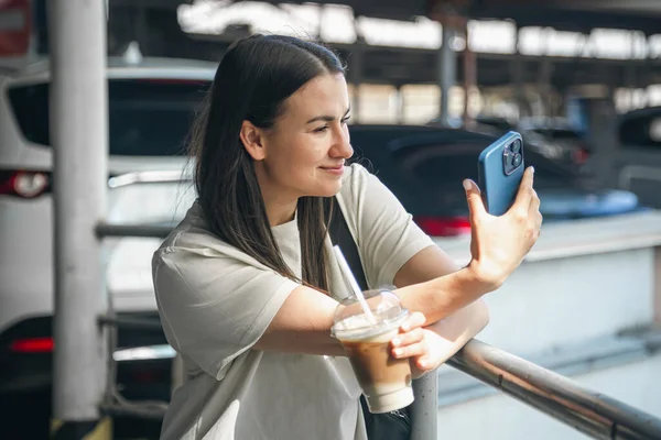 Mujer Joven Con Una Taza Café Estacionamiento Hace Selfie Concepto — Foto de Stock