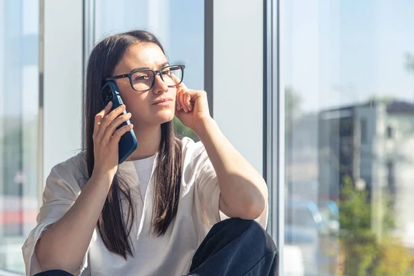 Mujer Joven Negocios Gafas Hablando Teléfono Inteligente Ventana Una Mañana — Foto de Stock