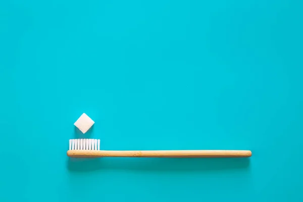 Naturlig Miljövänlig Bambu Tandborste Med Socker Kub Blå Bakgrund Platt — Stockfoto