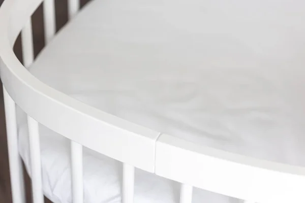 木製のベビールームの家具 白いベッドのベビーベッド ベビーベッド現代的なインテリア — ストック写真