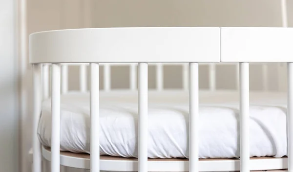 木製のベビールームの家具 白いベッドのベビーベッド ベビーベッド現代的なインテリア — ストック写真