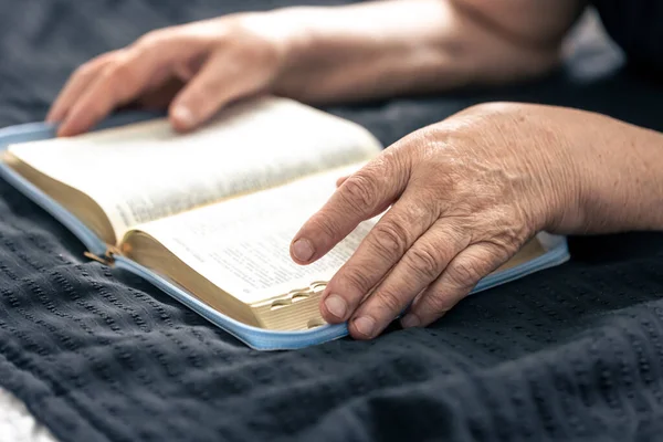 Una Donna Anziana Legge Libro Della Bibbia Mani Primo Piano — Foto Stock