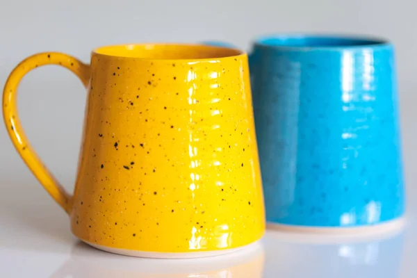 白を基調とした黄色と青のセラミックカップ — ストック写真