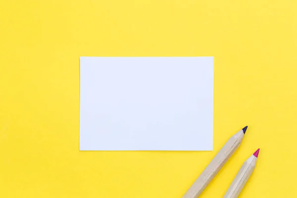 Πολύχρωμα Ξύλινα Μολύβια Και Λευκό Χαρτί Κίτρινο Φόντο Επίπεδη Lay — Φωτογραφία Αρχείου